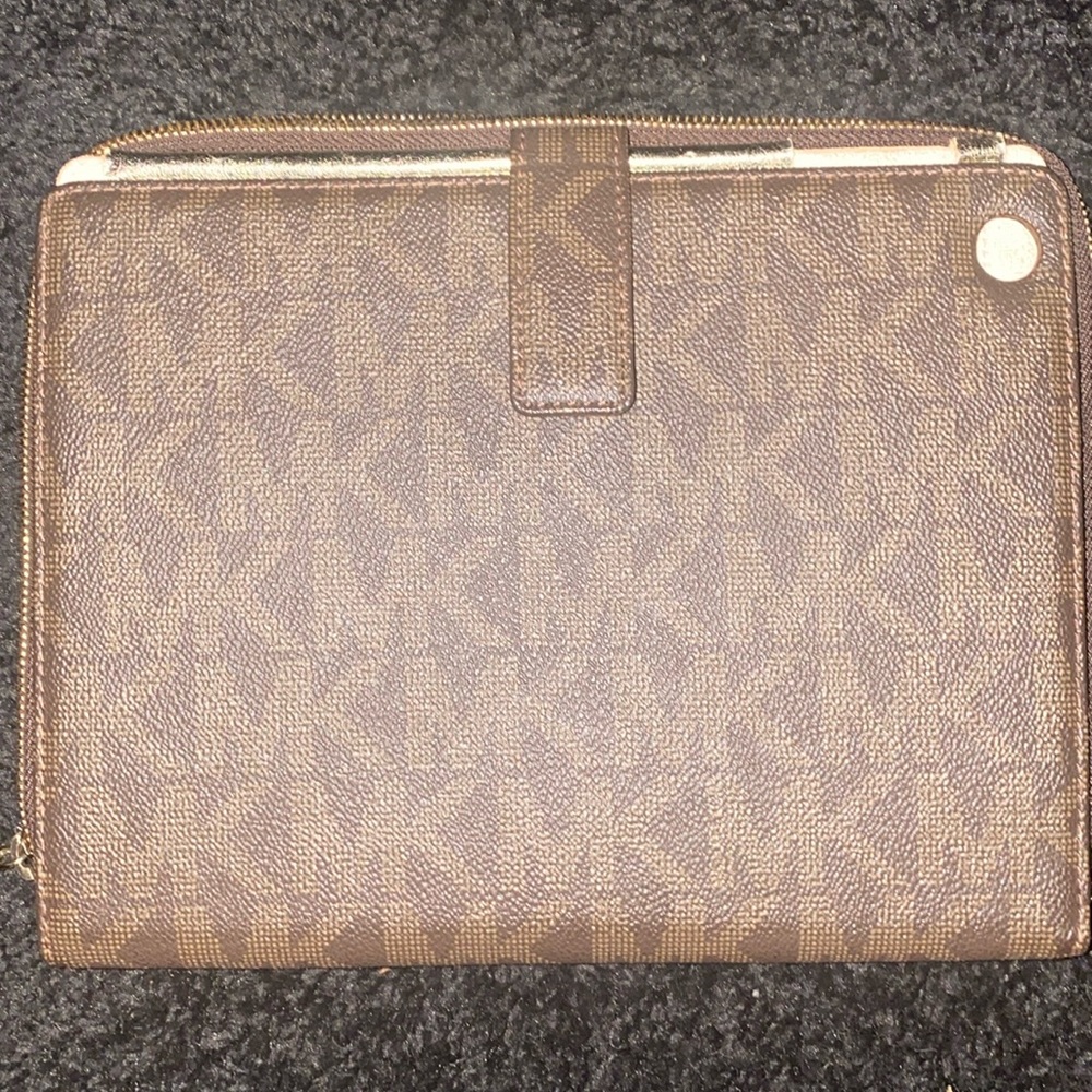 Pre loved Michael kors iPad case/cover. Brown with gold interior W/ 32g iPad - Picture 4 of 7